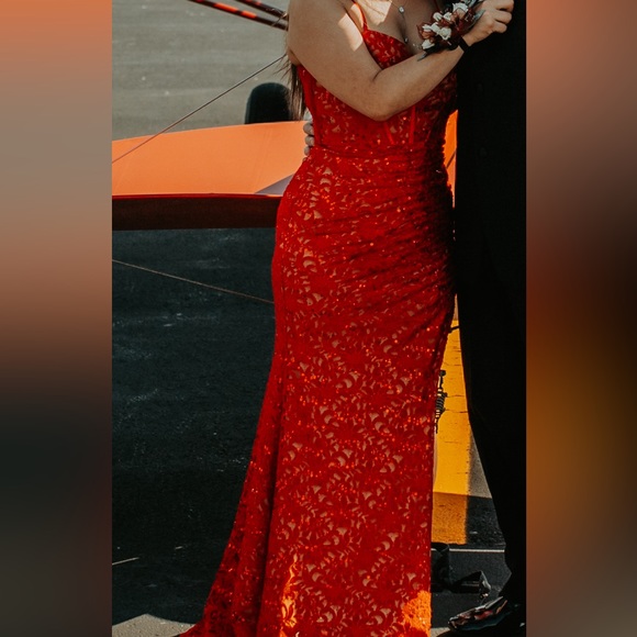 Size 4 - Picture 2 of 2